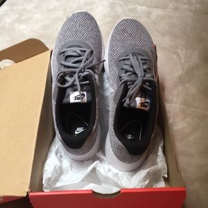 Men’s Nike Tanjun SE sneakers with box